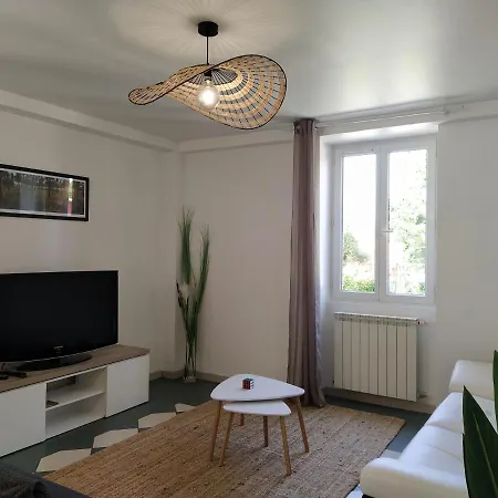 Maison Christy, Spacieux, Calme Avec Jardin Апартаменты